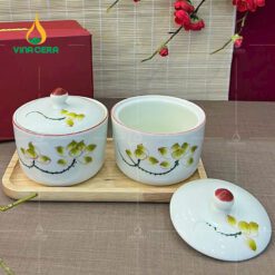 Bộ 2 Hủ Mứt Sứ Trụ Tròn kèm đế Gỗ HM0210324 Bộ 2 Hủ Mứt Sứ Trụ Tròn kèm đế Gỗ HM0210324
