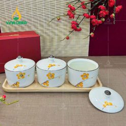 Bộ 3 Hủ Mứt Sứ Trụ Tròn Bát Tràng Vẽ Tay kèm đế Gỗ KHM-0310324