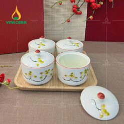 Bộ 4 Hủ Mứt Sứ Trụ Tròn Bát Tràng Vẽ Tay kèm đế Gỗ KHM-0410324 Bộ 4 Hủ Mứt Sứ Trụ Tròn Bát Tràng Vẽ Tay kèm đế Gỗ KHM-0410324