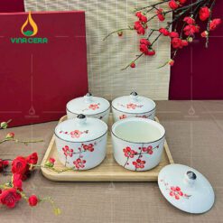 Bộ 4 Hủ Mứt Sứ Trụ Tròn Bát Tràng Vẽ Tay kèm đế Gỗ KHM-0410324 Bộ 4 Hủ Mứt Sứ Trụ Tròn Bát Tràng Vẽ Tay kèm đế Gỗ KHM-0410324
