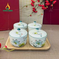 Bộ 4 Hủ Mứt Sứ Trụ Tròn Bát Tràng Vẽ Tay kèm đế Gỗ KHM-0410324 Bộ 4 Hủ Mứt Sứ Trụ Tròn Bát Tràng Vẽ Tay kèm đế Gỗ KHM-0410324