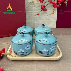 Bộ 4 Hủ Mứt Sứ Trụ Tròn Bát Tràng Vẽ Tay kèm đế Gỗ KHM-0410324 Bộ 4 Hủ Mứt Sứ Trụ Tròn Bát Tràng Vẽ Tay kèm đế Gỗ KHM-0410324