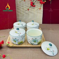 Bộ 4 Hủ Mứt Sứ Trụ Tròn Bát Tràng Vẽ Tay kèm đế Gỗ KHM-0410324 Bộ 4 Hủ Mứt Sứ Trụ Tròn Bát Tràng Vẽ Tay kèm đế Gỗ KHM-0410324