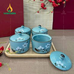Bộ 4 Hủ Mứt Sứ Trụ Tròn Bát Tràng Vẽ Tay kèm đế Gỗ KHM-0410324 Bộ 4 Hủ Mứt Sứ Trụ Tròn Bát Tràng Vẽ Tay kèm đế Gỗ KHM-0410324