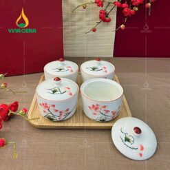 Bộ 4 Hủ Mứt Sứ Trụ Tròn Bát Tràng Vẽ Tay kèm đế Gỗ KHM-0410324 Bộ 4 Hủ Mứt Sứ Trụ Tròn Bát Tràng Vẽ Tay kèm đế Gỗ KHM-0410324
