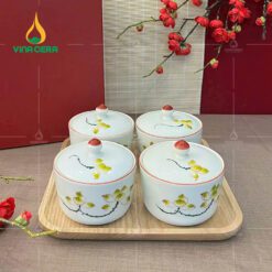 Bộ 4 Hủ Mứt Sứ Trụ Tròn Bát Tràng Vẽ Tay kèm đế Gỗ KHM-0410324 Bộ 4 Hủ Mứt Sứ Trụ Tròn Bát Tràng Vẽ Tay kèm đế Gỗ KHM-0410324