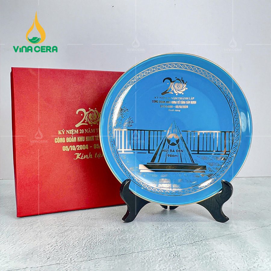 Đĩa Biểu Trưng Sứ In logo Kỷ Niệm 20 Năm Thành Lập (11) Đĩa Biểu Trưng Sứ In logo Kỷ Niệm 20 Năm Thành Lập (1)