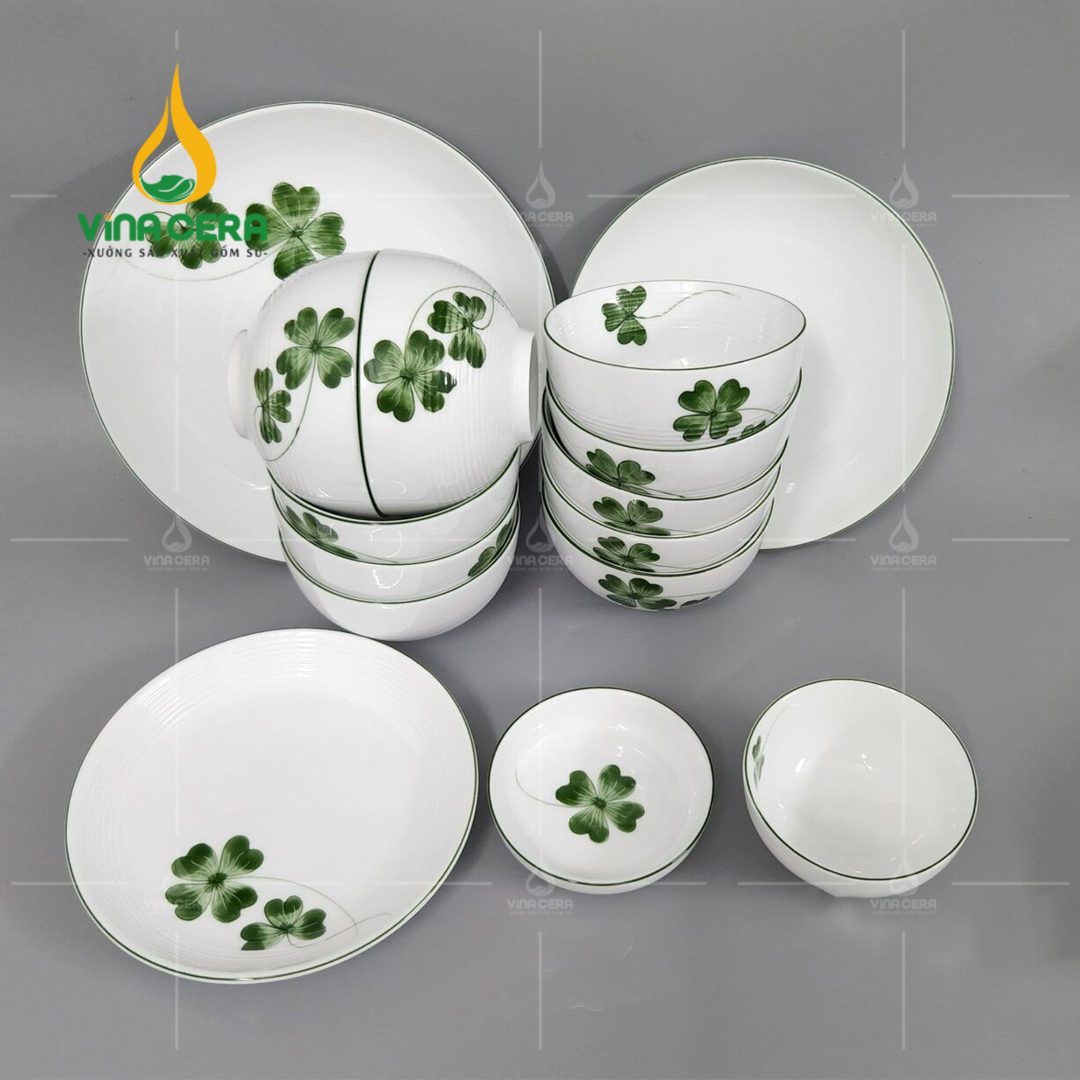 Bộ Chén Đĩa Sứ Bát Tràng Họa Tiết Cỏ Bốn Lá Vẽ Tay - BBA 102413 Bộ chén đĩa sứ Bát Tràng họa tiết có bốn lá vẽ tay