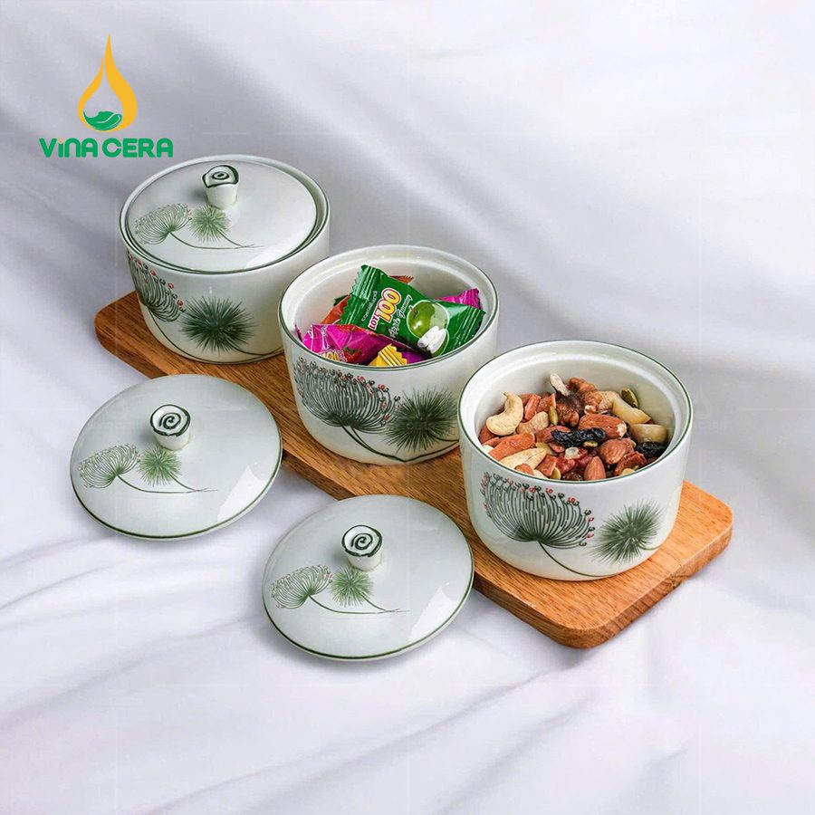 Bộ 3 hũ đựng mứt Tết bằng sứ (khay gỗ) (1) Bộ 3 Hũ Đựng Mứt Tết bằng Sứ (khay gỗ) KMS011724