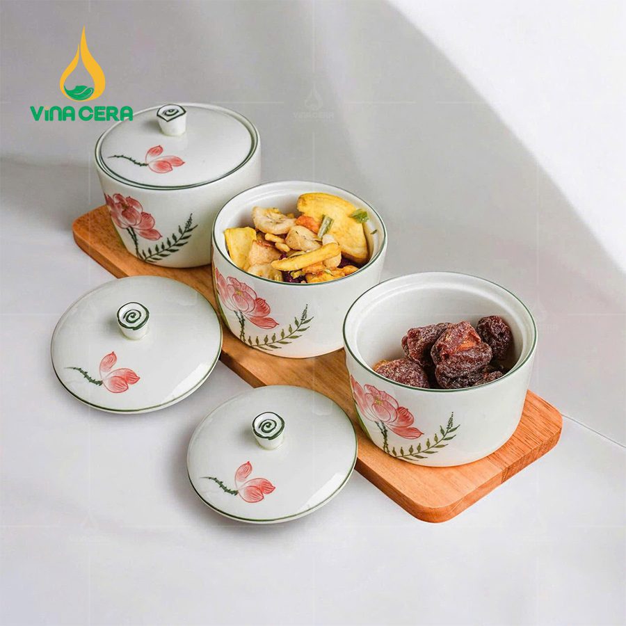 Quà Tết In Logo Thương Hiệu - Bí Quyết Tạo Ấn Tượng Mạnh Mẽ Trong Năm 2026 Bộ 3 Hũ Đựng Mứt Tết bằng Sứ (khay gỗ) KMS011724