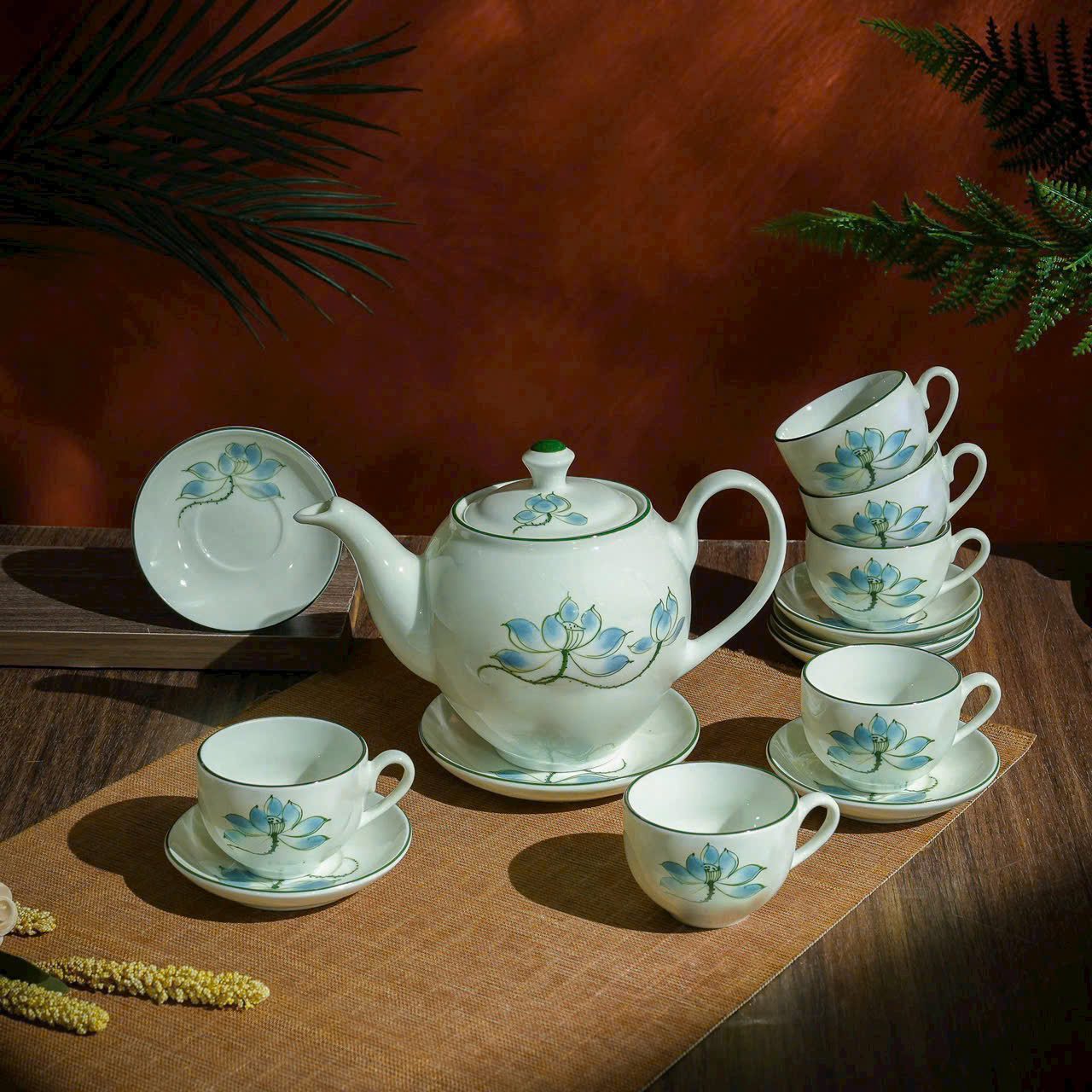 Bộ Ấm Chén Bát Tràng Men Kem Vẽ Hoa Sen Xanh (1) Bộ Ấm Chén Bát Tràng Men Kem Vẽ Hoa Sen Xanh AC03112224
