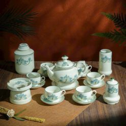 Bộ Ấm Chén Bát Tràng Men Kem Vẽ Hoa Sen Xanh AC03112224 Bộ Ấm Chén Bát Tràng Men Kem Vẽ Hoa Sen Xanh AC03112224