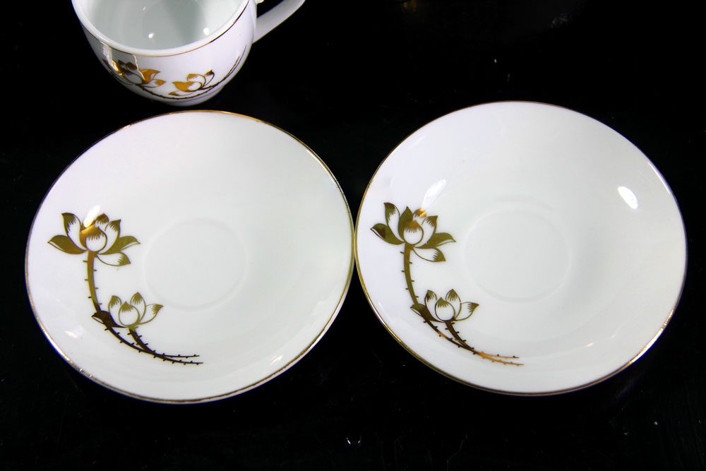Bộ trà Camelia sen vàng kẻ chỉ vàng in logo (2) Bộ trà Camelia Sen Vàng kẻ chỉ vàng in logo VNAC12