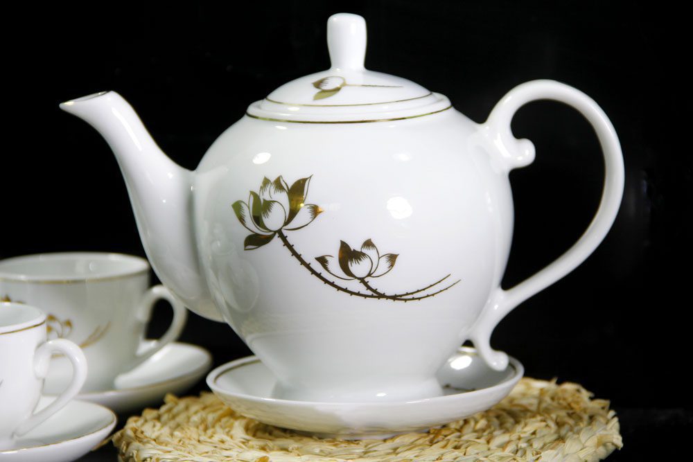 Bộ trà Camelia sen vàng kẻ chỉ vàng in logo (4) Bộ trà Camelia Sen Vàng kẻ chỉ vàng in logo VNAC12