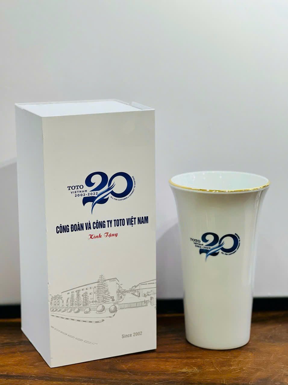 Gợi ý quà tặng 8/3 - Tạo dấu ấn riêng cho phái đẹp lọ hoa quà tặng
