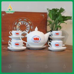 Bộ Ấm Chén Dáng Bưởi Chóp Ngọn Lửa In logo Đại Hội Đảng Bộ Ấm Chén Dáng Bưởi Chóp Ngọn Lửa In logo Đại Hội Đảng