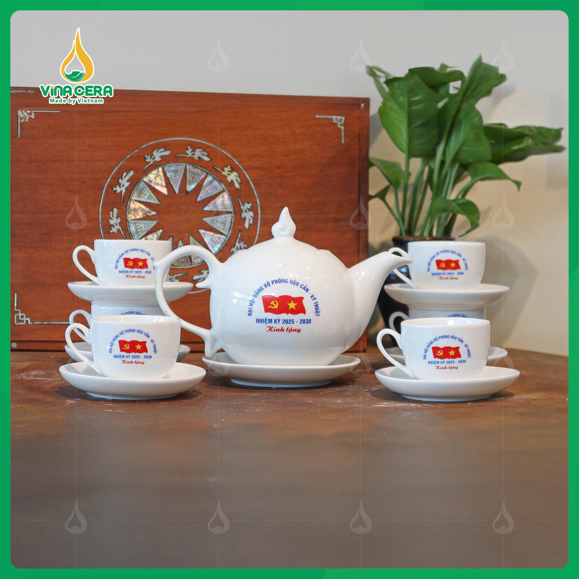 Bộ Ấm Chén Dáng Bưởi Chóp Ngọn Lửa In logo Đại Hội Đảng (10) Bộ Ấm Chén Dáng Bưởi Chóp Ngọn Lửa In logo Đại Hội Đảng