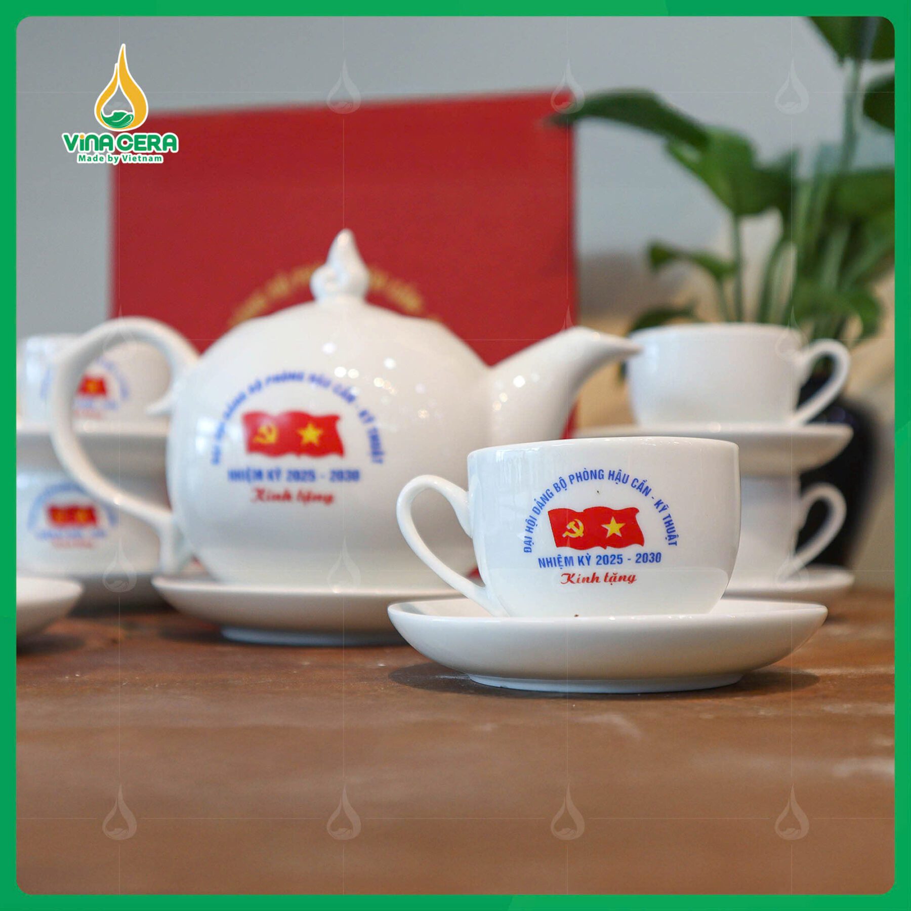 Bộ Ấm Chén Dáng Bưởi Chóp Ngọn Lửa In logo Đại Hội Đảng (11) Bộ Ấm Chén Dáng Bưởi Chóp Ngọn Lửa In logo Đại Hội Đảng