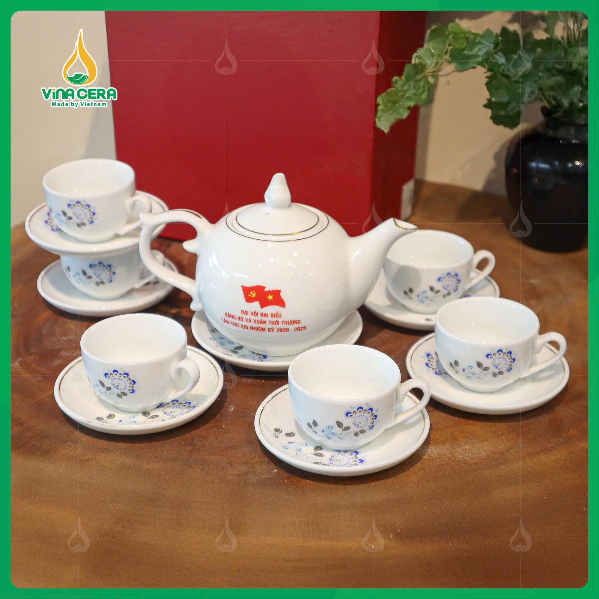 Bộ Ấm Chén Dáng Bưởi Chóp Ngọn Lửa In logo Đại Hội Đảng (7) Bộ Ấm Chén Dáng Bưởi Chóp Ngọn Lửa In logo Đại Hội Đảng
