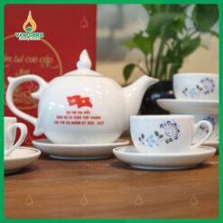 Bộ Ấm Chén Dáng Bưởi Chóp Ngọn Lửa In logo Đại Hội Đảng Bộ Ấm Chén Dáng Bưởi Chóp Ngọn Lửa In logo Đại Hội Đảng