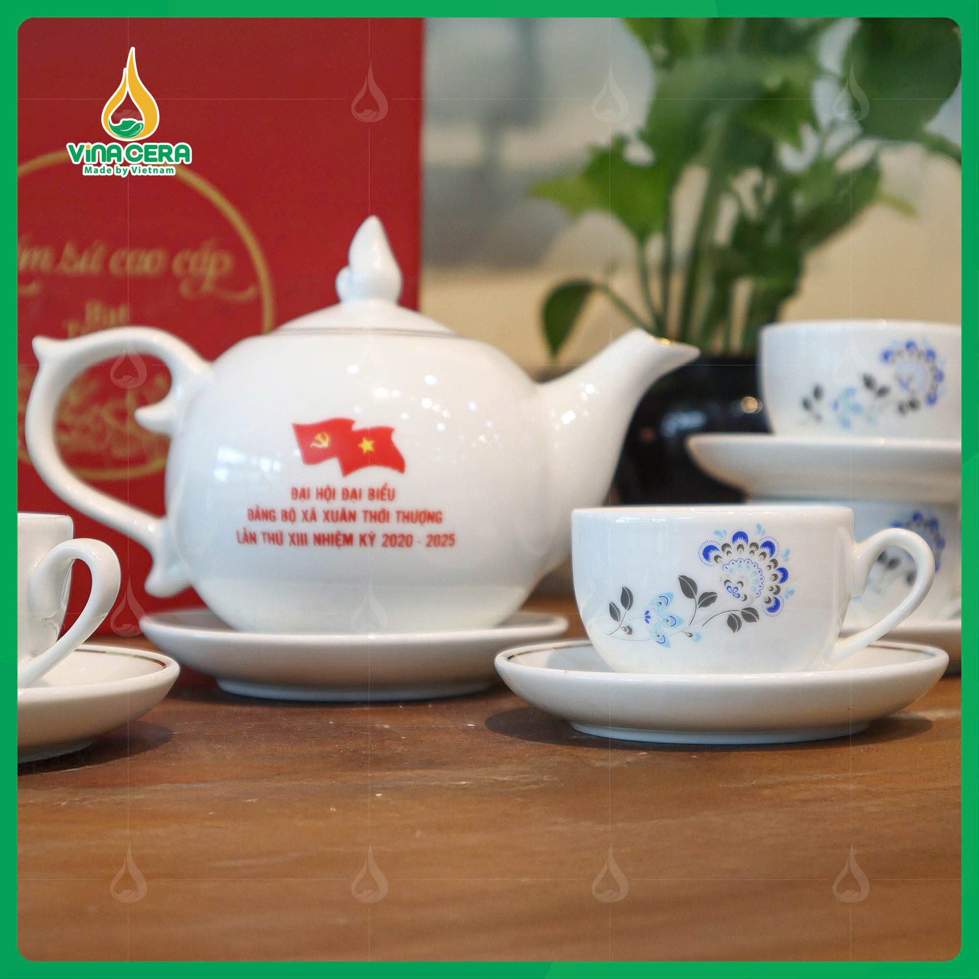 Bộ Ấm Chén Dáng Bưởi Chóp Ngọn Lửa In logo Đại Hội Đảng (8) Bộ Ấm Chén Dáng Bưởi Chóp Ngọn Lửa In logo Đại Hội Đảng