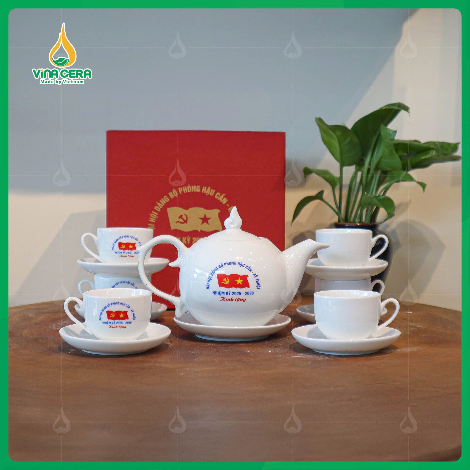 Bộ Ấm Chén Dáng Bưởi Chóp Ngọn Lửa In logo Đại Hội Đảng (9) Bộ Ấm Chén Dáng Bưởi Chóp Ngọn Lửa In logo Đại Hội Đảng