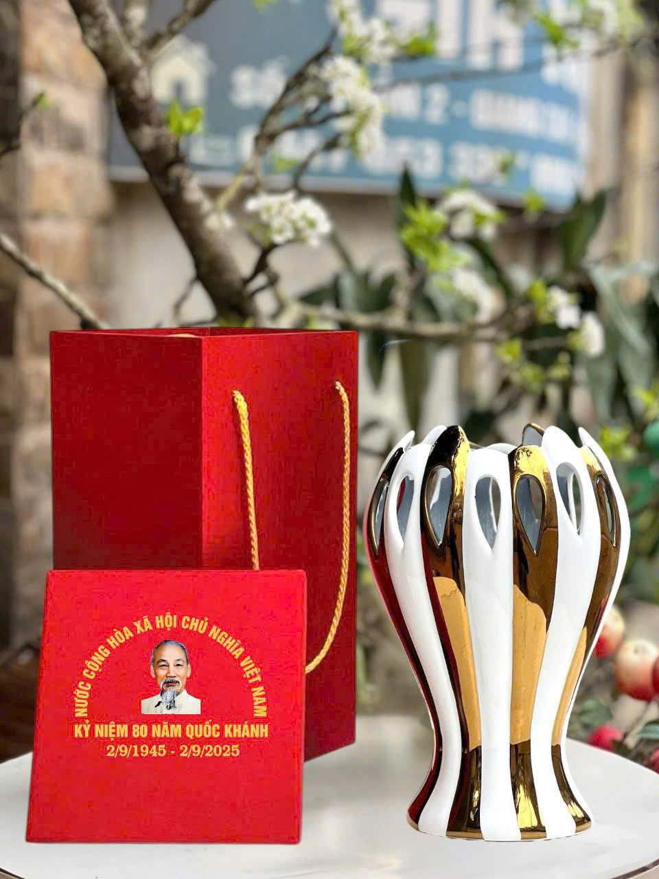 Lọ hoa bàn tay phật mạ vàng kim (1) Lọ hoa bàn tay phật mạ vàng kim
