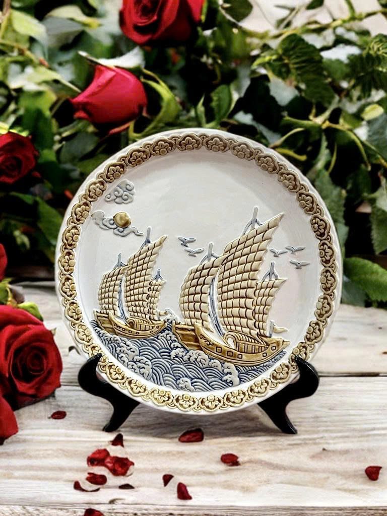 Gốm Sứ Quà Tặng Doanh Nghiệp – Giải Pháp Quà Tặng Sang Trọng, Tăng Nhận Diện Thương Hiệu Đĩa Phong Thủy Trưng bày Thuận Buồm Xuôi Gió - May Mắn Thuận Lợi ĐBT-0272625