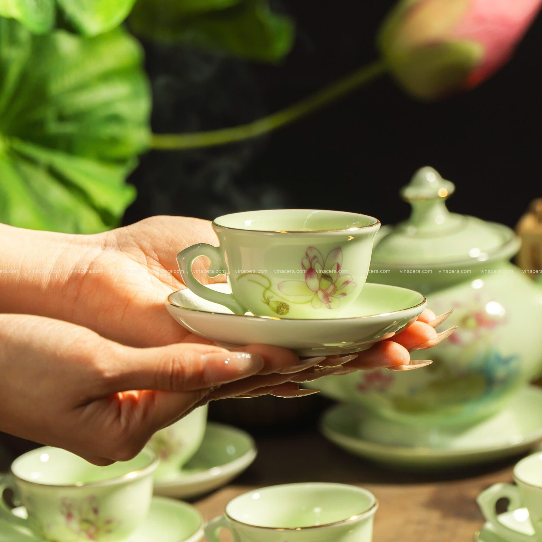 Bộ Ấm Trà Đài Cát Sen Hồng Chỉ Vàng Cao Cấp Bộ Ấm Trà Đài Cát Sen Hồng Chỉ Vàn