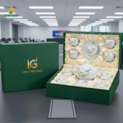 Bộ Ấm Chén Trắng Tre Chuồn Dáng Bưởi Lửa In Logo – Quà Tặng Doanh Nghiệp Bộ Ấm Chén Trắng Tre Chuồn Dáng Bưởi Lửa In Logo – Quà Tặng Doanh Nghiệp