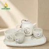 Bộ Trà Bạch Liên An Trú Thảnh Thơi – Ấm Tay Chuôi, Khay Chữ Nhật bo tra bach lien an tru thanh thoi am tay chuoi khay chu nhat 02 Bộ Trà Bạch Liên An Trú Thảnh Thơi – Ấm Tay Chuôi, Khay Chữ Nhật