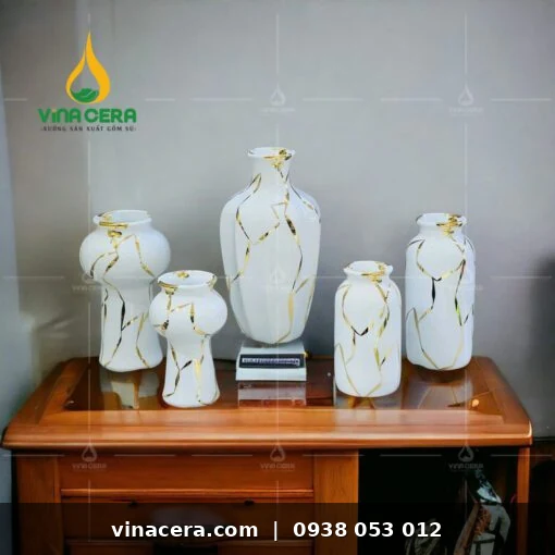Bình hoa sứ trắng vẽ vàng in logo quà tặng doanh nghiệp Vinacera