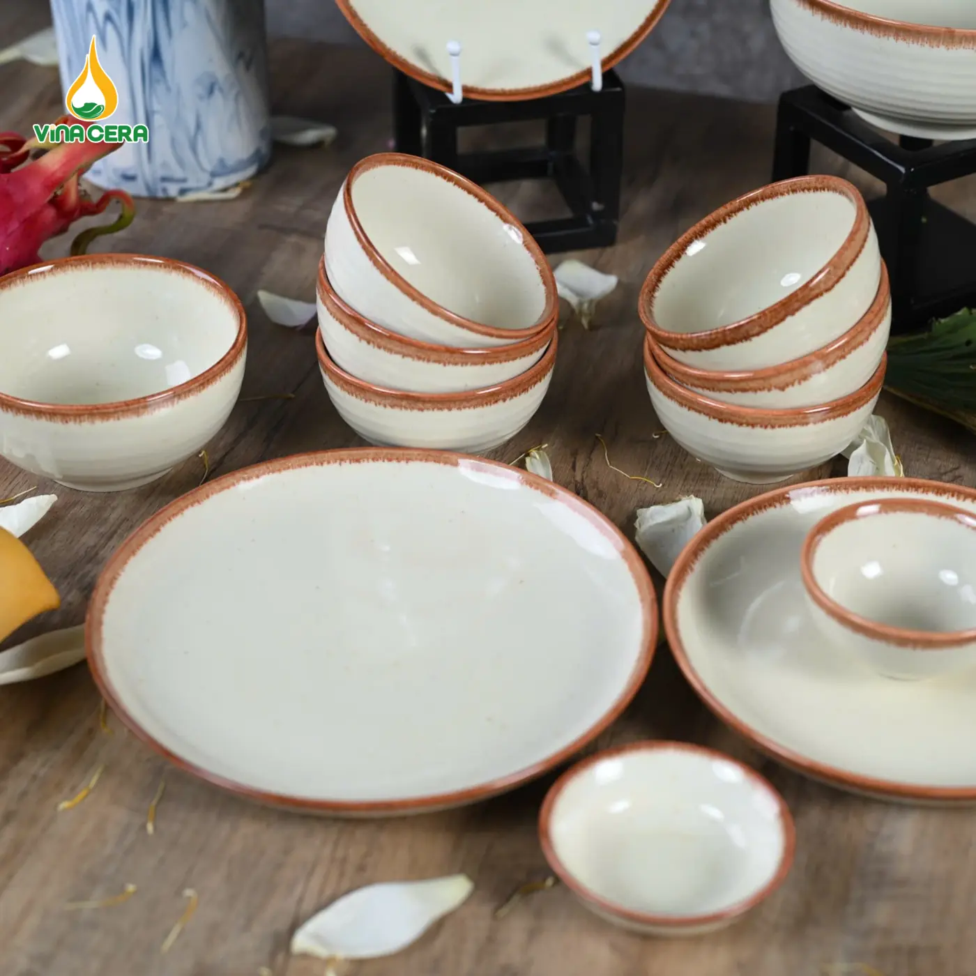 Bộ Bát Đĩa Bát Tràng Men Kem Viền Nâu Phong Cách Mộc Cận cảnh bát đĩa gốm sứ Bát Tràng men kem viền nâu