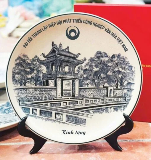 Quà Tặng Doanh Nghiệp Theo Ngân Sách 100K - 300K - 500K: Gợi Ý Đẹp, Thiết Thực Đĩa biểu trưng sứ in logo quà tặng đại hội doanh nghiệp Vinacera