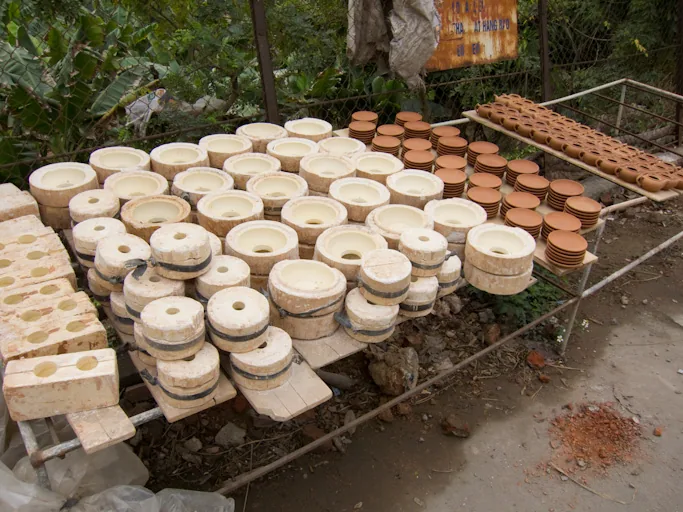 Xưởng Sản Xuất Gốm Sứ Bát Tràng Theo Yêu Cầu – Nhận Đơn Hàng Số Lượng Lớn Sản phẩm gốm sứ tạo khuôn và phơi khô tại Bát Tràng trước khi nung