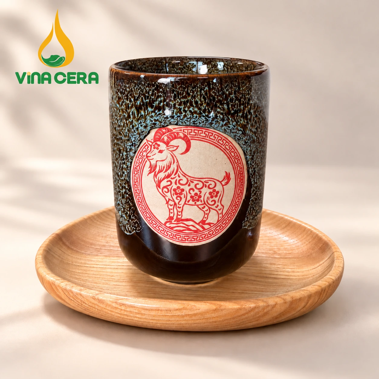 ly-gom-men-den-xanh-hoa-tiet-de-do-tren-dia-go-vinacera Ly Gốm Sứ Họa Tiết Dê Đinh Mùi 2027 – Men Chảy Đa Sắc