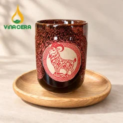 Ly Gốm Sứ Họa Tiết Dê Đinh Mùi 2027 – Men Chảy Đa Sắc Ly Gốm Sứ Họa Tiết Dê Đinh Mùi 2027 – Men Chảy Đa Sắc