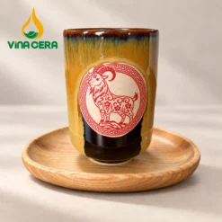 Ly Gốm Sứ Họa Tiết Dê Đinh Mùi 2027 – Men Chảy Đa Sắc Ly Gốm Sứ Họa Tiết Dê Đinh Mùi 2027 – Men Chảy Đa Sắc