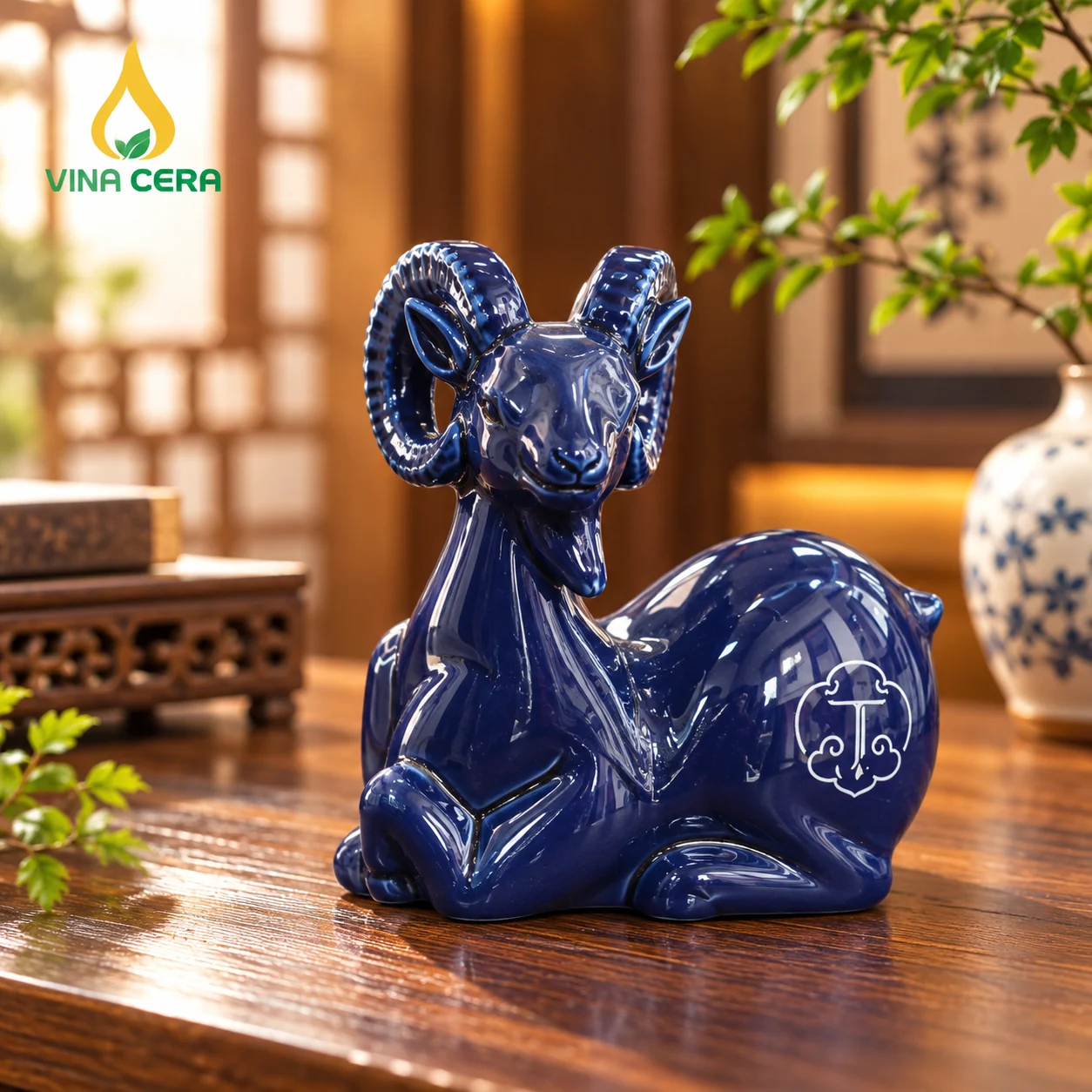 Tượng Dê Ngồi Men Xanh Lam Gốm Sứ – Linh Vật Đinh Mùi 2027 Tượng dê ngồi men xanh lam với cặp sừng xoắn nhìn nghiêng